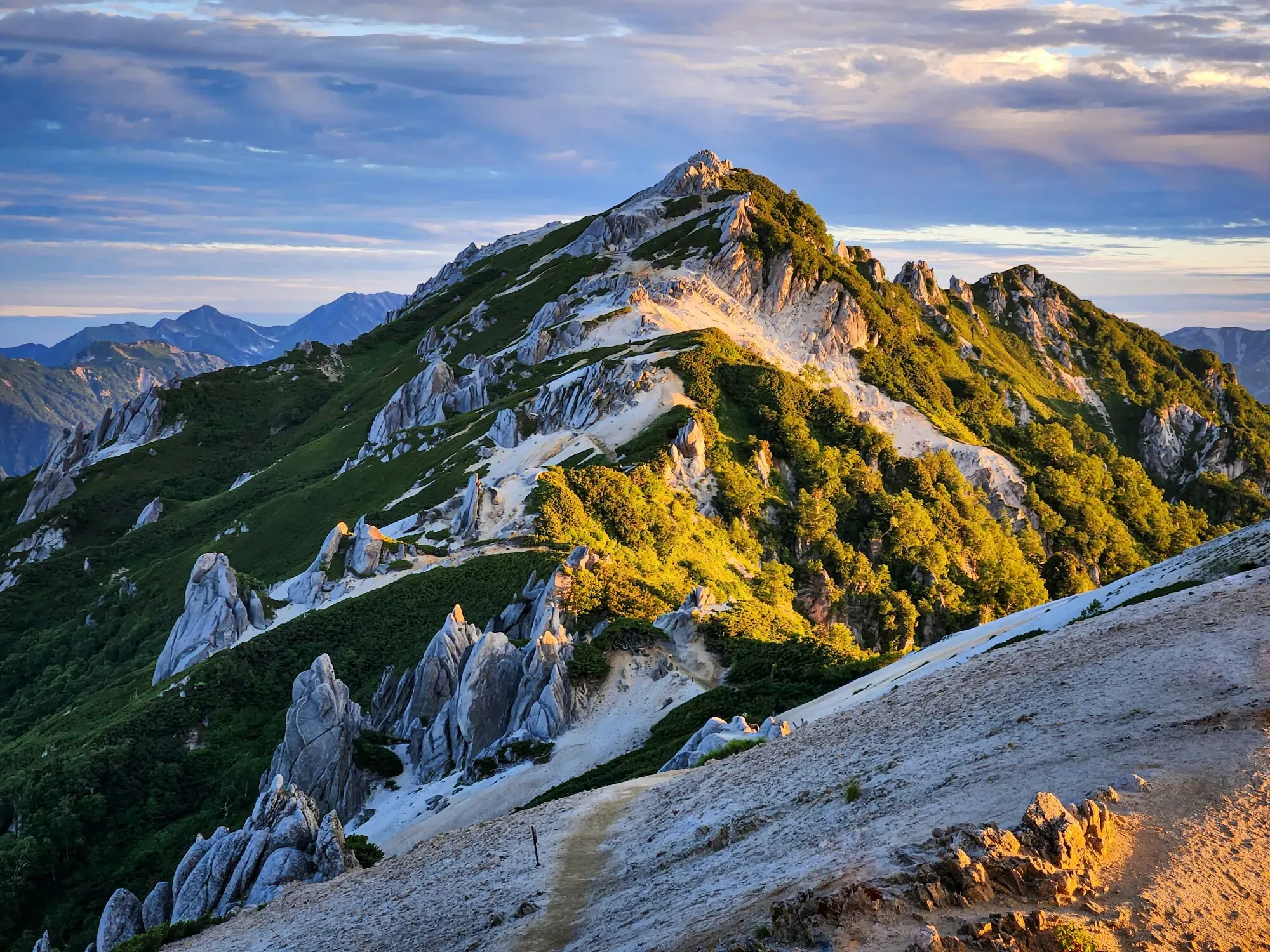 日本北阿爾卑斯的山稜，延伸向層層遠山