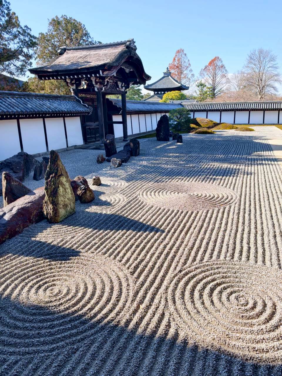 東福寺枯山水庭園的白砂紋路、石景與木造建築