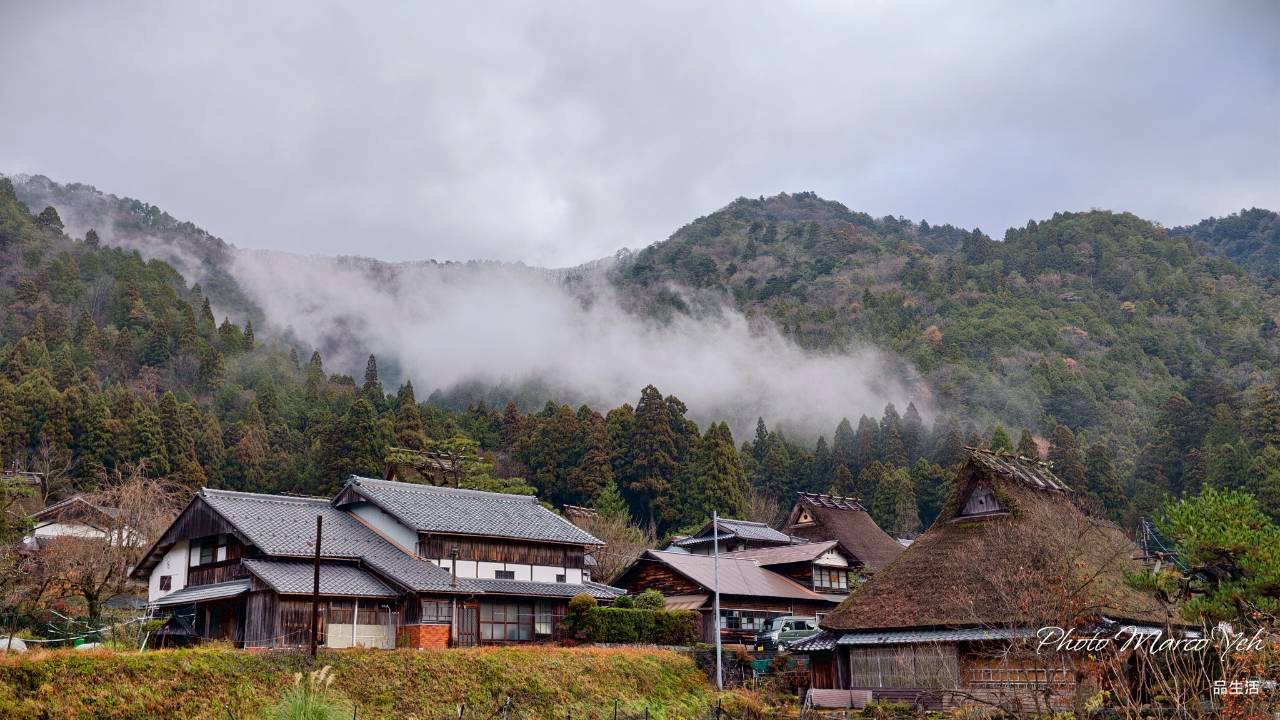 山霧籠罩美山的群山與茅葺屋聚落
