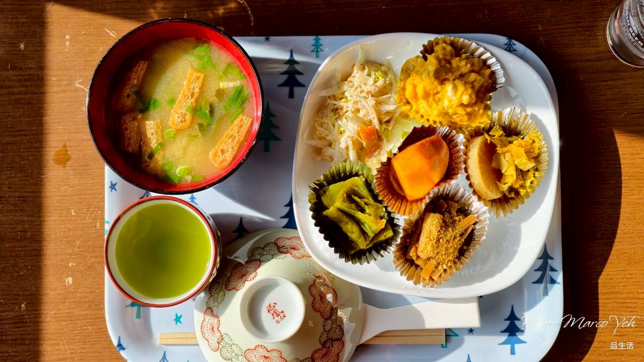 木桌上的日式午餐,有熱湯、茶與多樣家常配菜