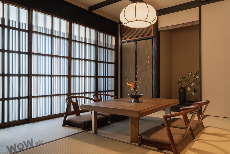 京都町屋的木桌、座椅與格窗,為宣傳資料照