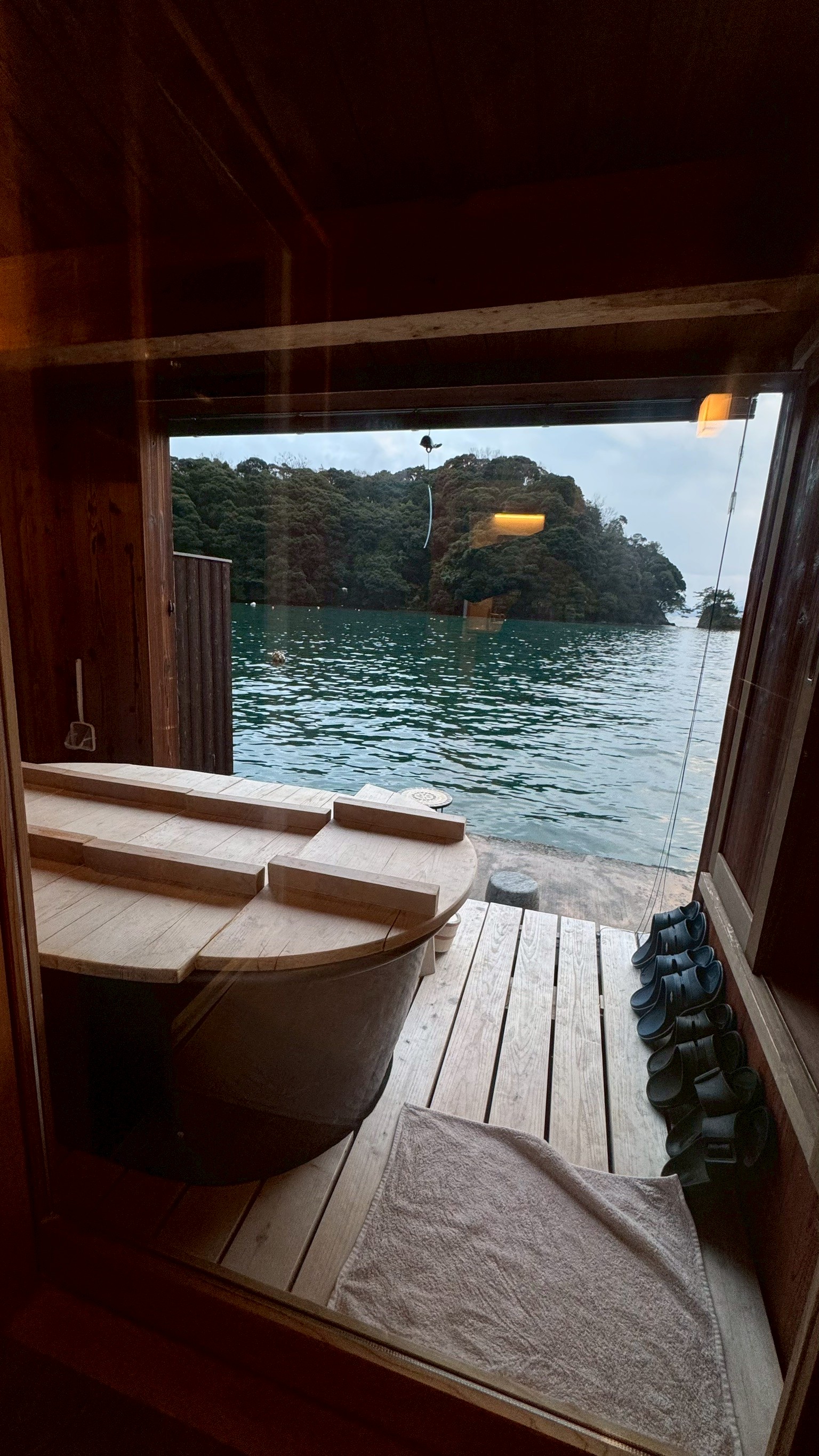 木造舟屋的浴池與敞開的海景空間